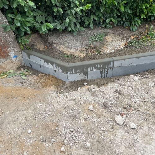 Detalje af støbt eller sat kant ved beplantning og nyt anlægsarbejde.
