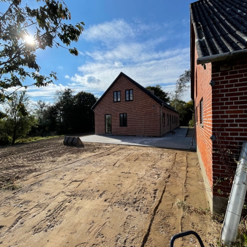 Klargjort jordareal mellem bygninger før belægning eller anlægsarbejde.